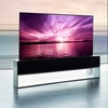 První srolovatelná televize LG OLED R v korejských obchodech. Cena je astronomická