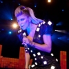Zpěvačka Fergie v oděvu posetém OLEDkami